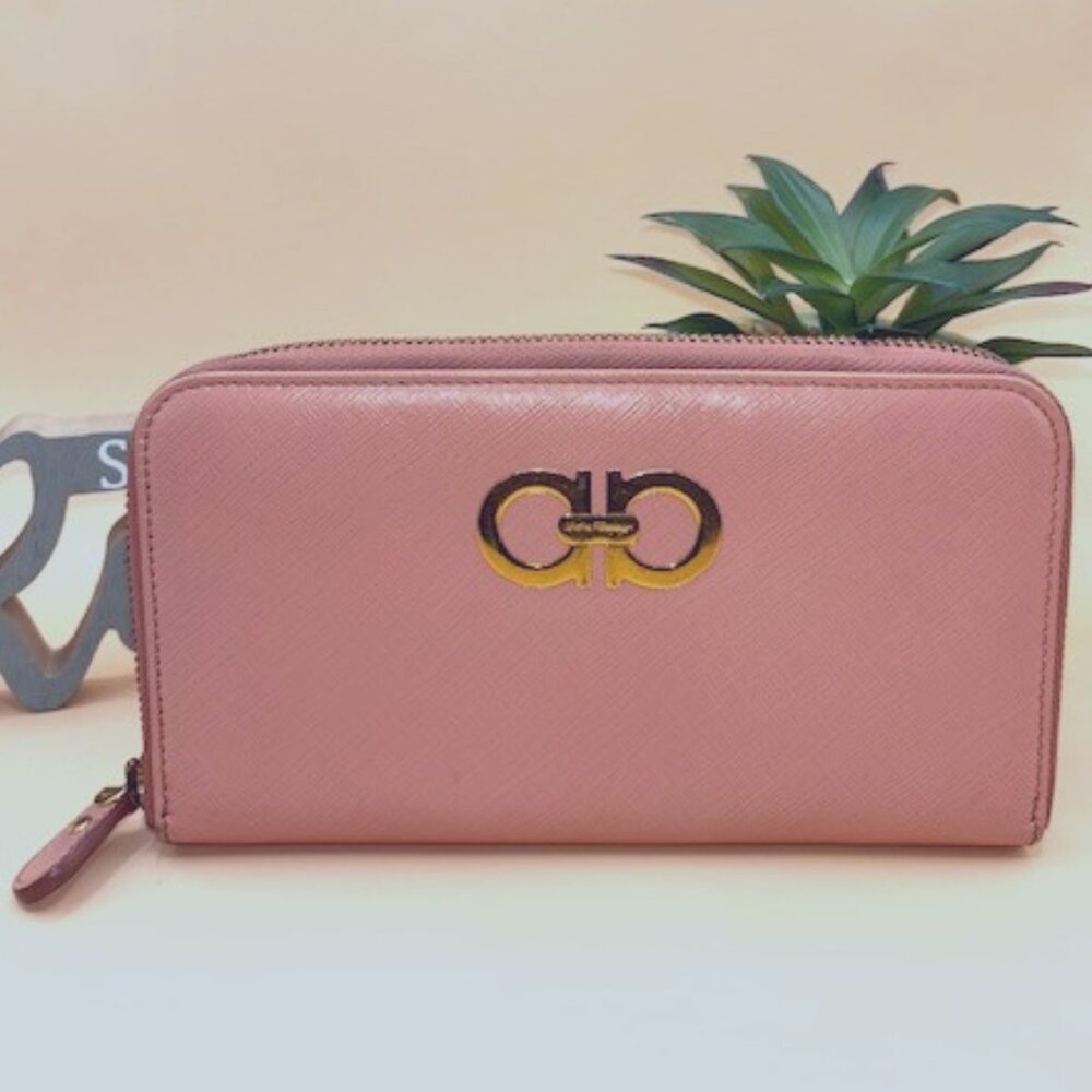 Pink Ferragamo Wallet – Very Good Condition! Stylish & Functional!